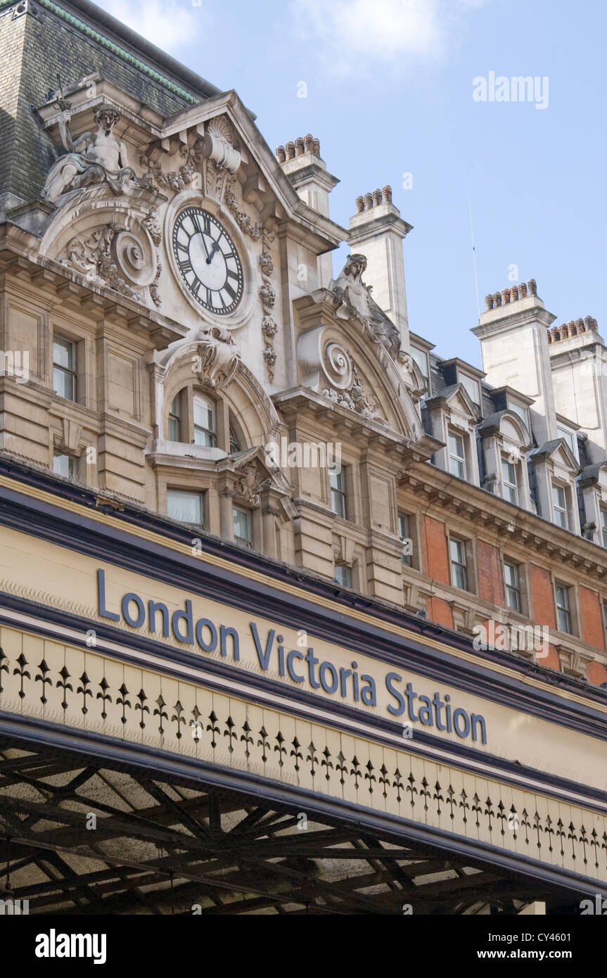 london victoria station Stock Photo Alamy