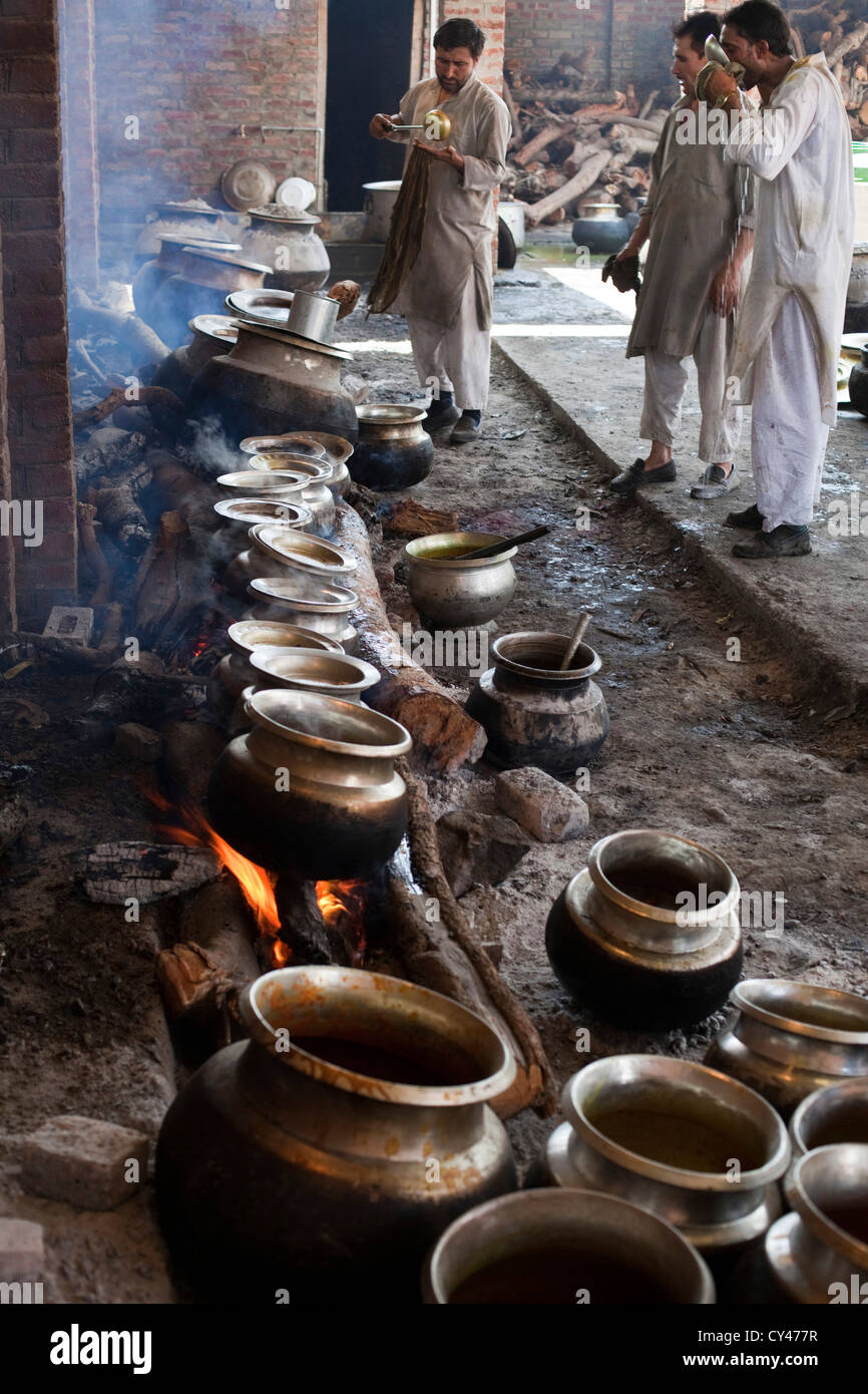 A Waza or cook in the Kashmiri traditions cooks and prepares food for a traditional Wazwan feast. Srinagar, Kashmir, India Stock Photo