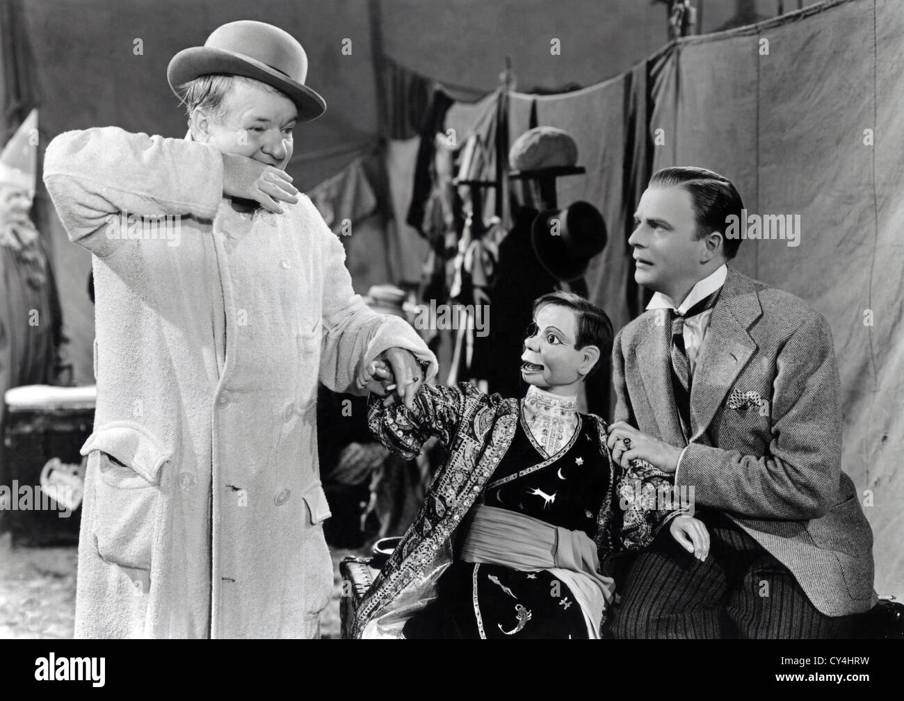 YOU CAN'T CHEAT HONEST MAN (1939) W.C.FIELDS CHARLIE MCCARTHY (PUPPET) EDGAR BERGEN GEORGE MARSHALL (DIR) YCC1 003 MOVIESTORE Stock Photo
