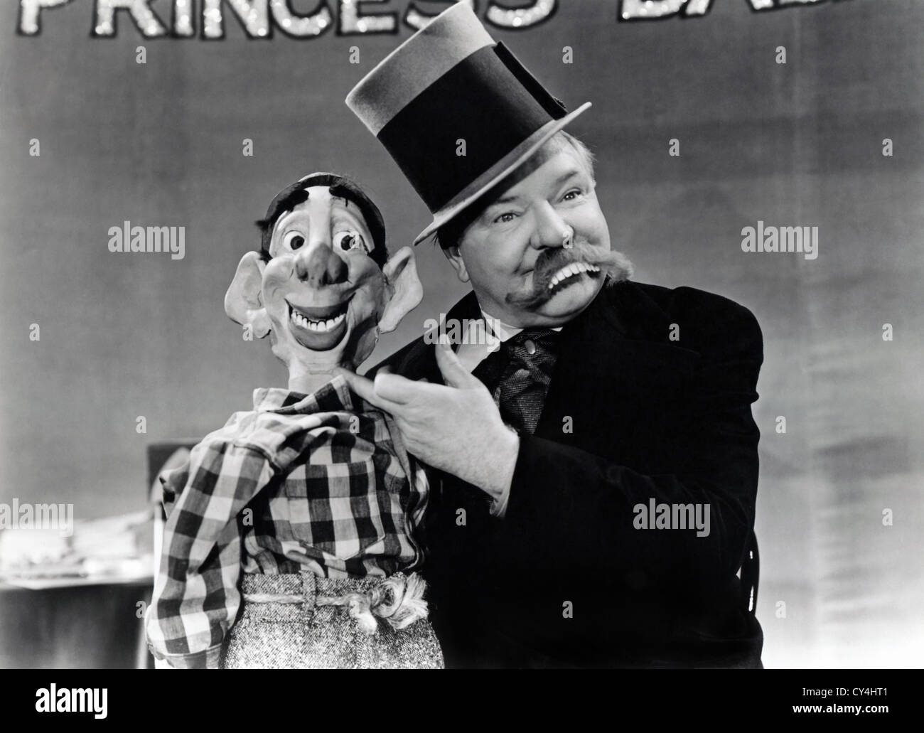 YOU CAN'T CHEAT HONEST MAN (1939) W.C.FIELDS CHARLIE MCCARTHY (PUPPET) GEORGE MARSHALL (DIR) YCC1 004 MOVIESTORE COLLECTION LTD Stock Photo