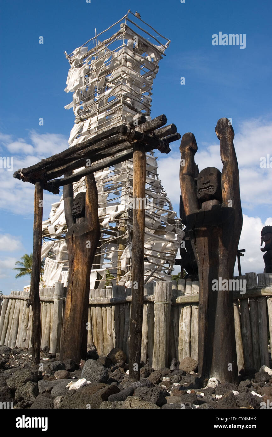Elk284-2863 Hawaii, HI, Kailua-Kona, Ahu'ena Heiau, 1812, wooden Kii, representing gods, offering tower behind Stock Photo