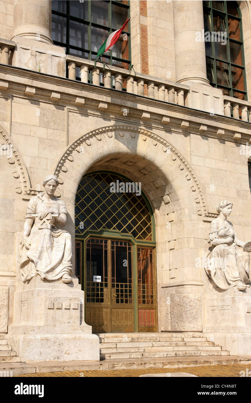 Statues relating to education and scholarly activities outside the Budapest University of Technology and Economics building Stock Photo