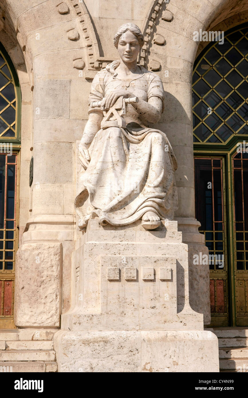 Statue relating to education and scholarly activities outside the Technical University in Budapest Stock Photo