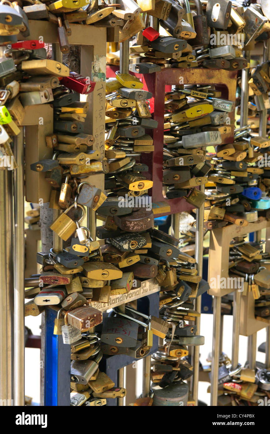 Sculpture made of Padlocks for lovers in Budapest Stock Photo Alamy