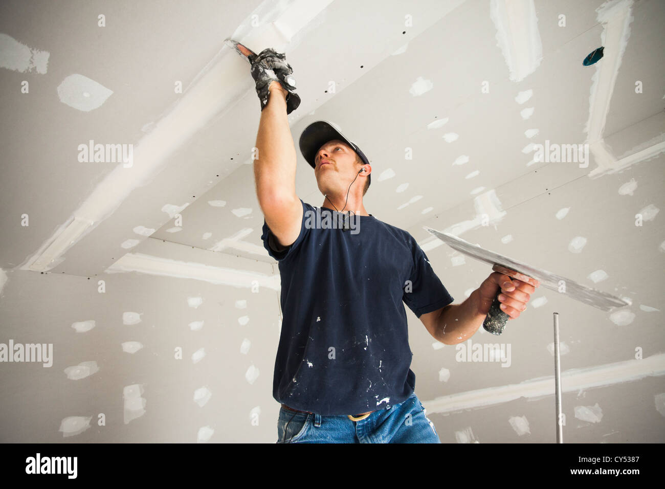 Usa Utah Lehi Drywall Worker Taping And Mudding Joint In