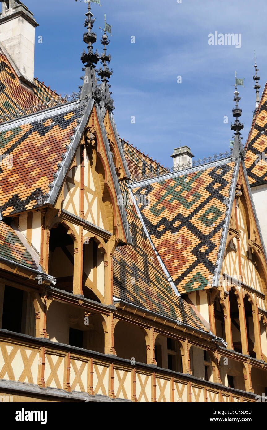 Beaune, Hospices de Beaune, Hotel Dieu, roof in varnished tiles multicolored in courtyard. Cote d'Or. Bourgogne Franche Comte. France Stock Photo