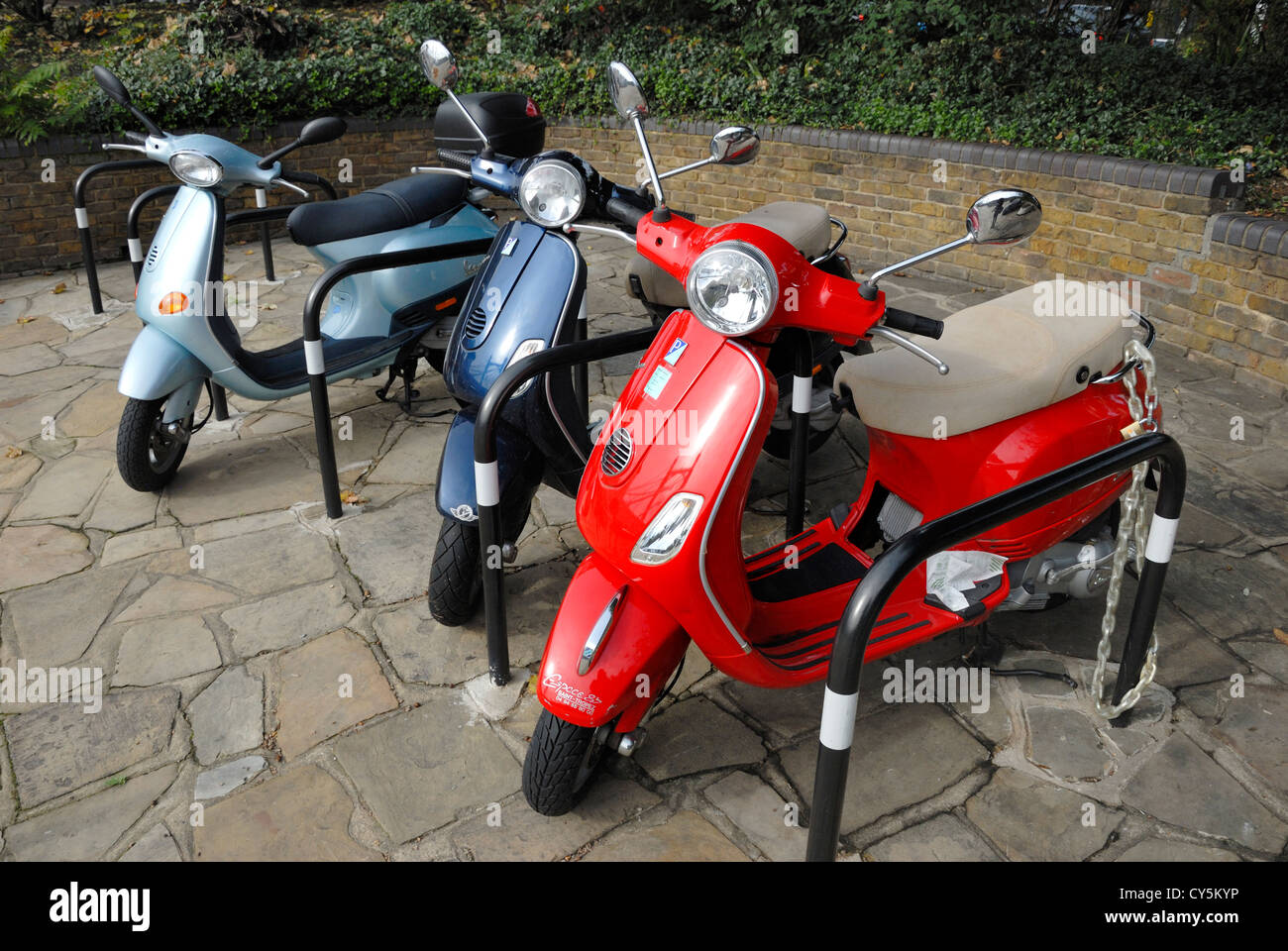 London, England, UK. Vespa scooters on the Chelsea embankment Stock Photo -  Alamy