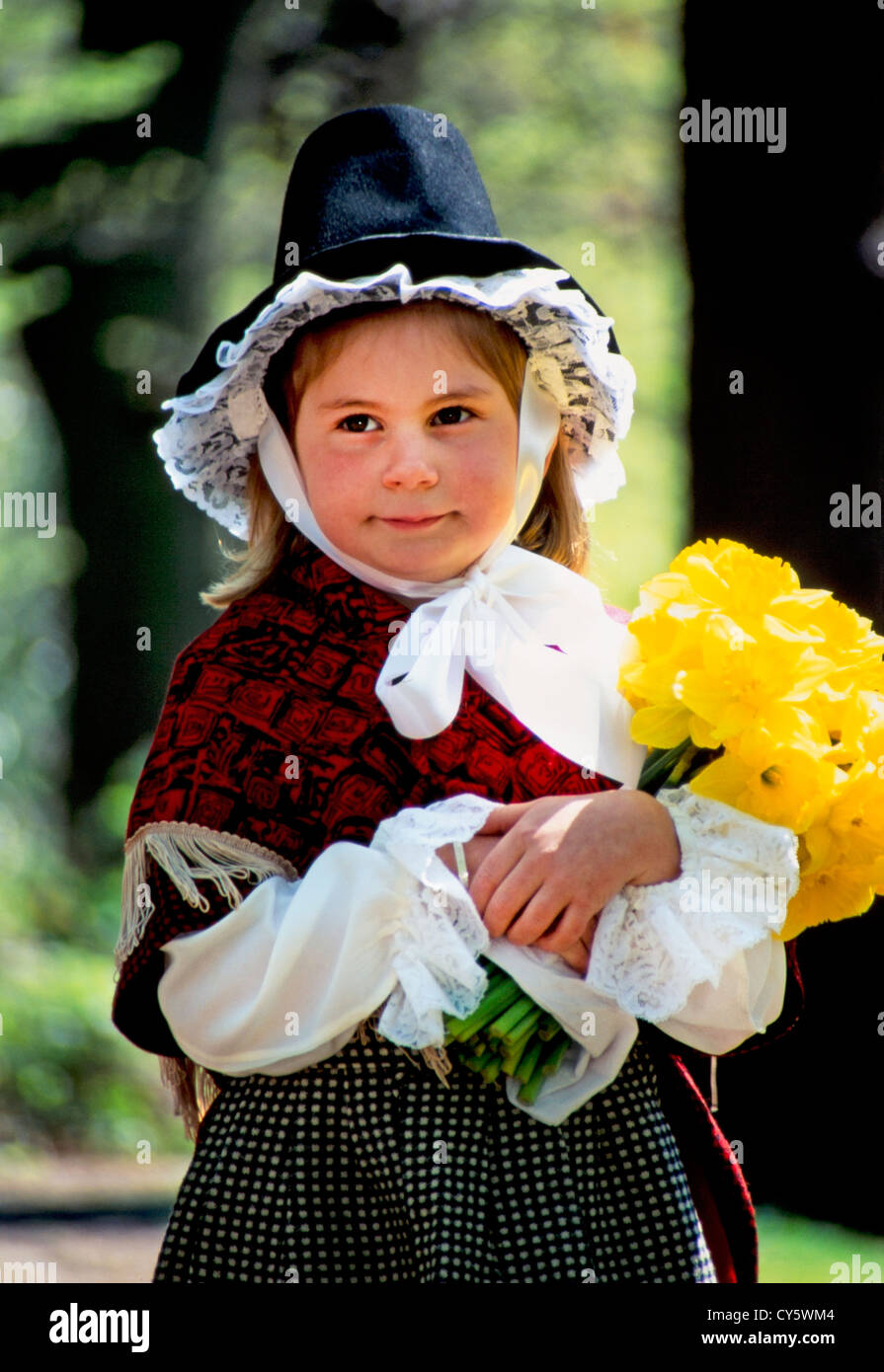 YOUNG GIRL WEARING TRADITIONAL WELSH NATIONAL COSTUME Stock Photo - Alamy