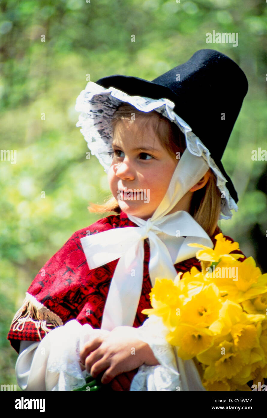 YOUNG GIRL WEARING TRADITIONAL WELSH NATIONAL COSTUME Stock Photo
