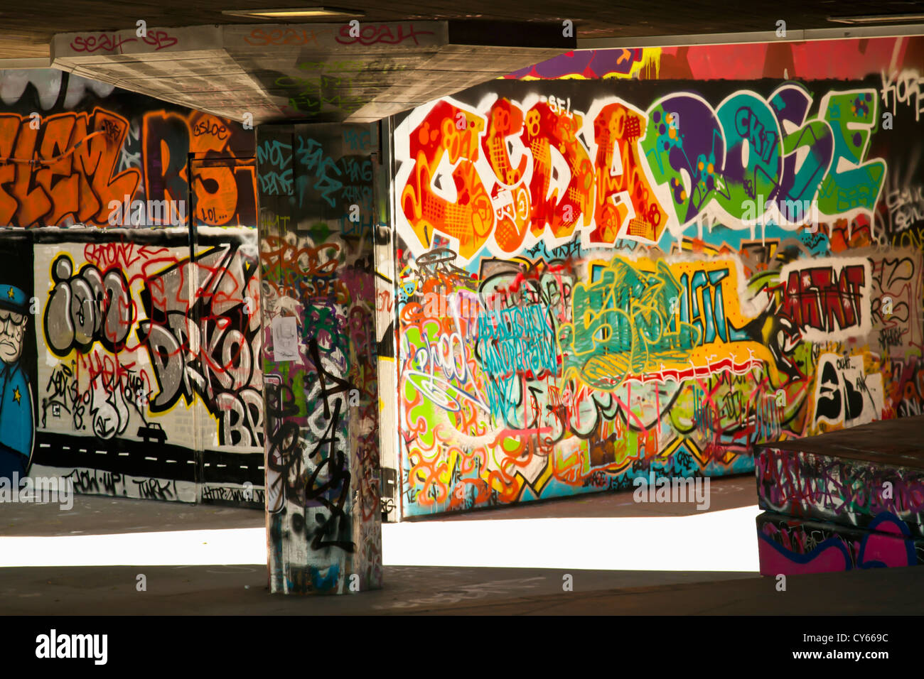 Legal graffiti wall art hires stock photography and images Alamy