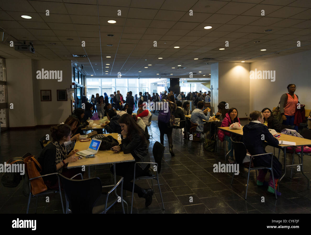 students dining tables beside Starbucks cafe, Hunter College, Lexiington Avenue, Upper East Side, Manhattan, New York City, USA Stock Photo