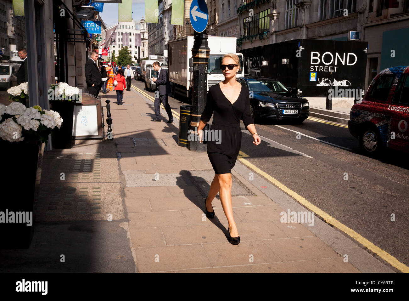 fashionable woman in fashionable area of London Stock Photo Alamy