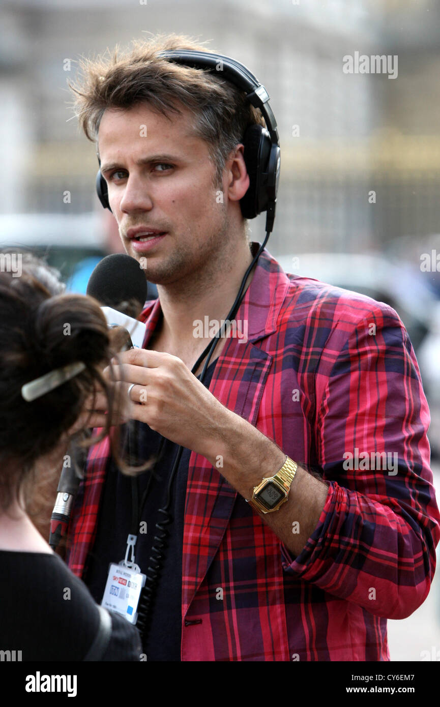 RICHARD BACON RADIO PRESENTER ON A OUTSIDE BROADCAST DURING THE ROYAL WEDDING IN 2011 FOR BBC FIVE LIVE. Stock Photo