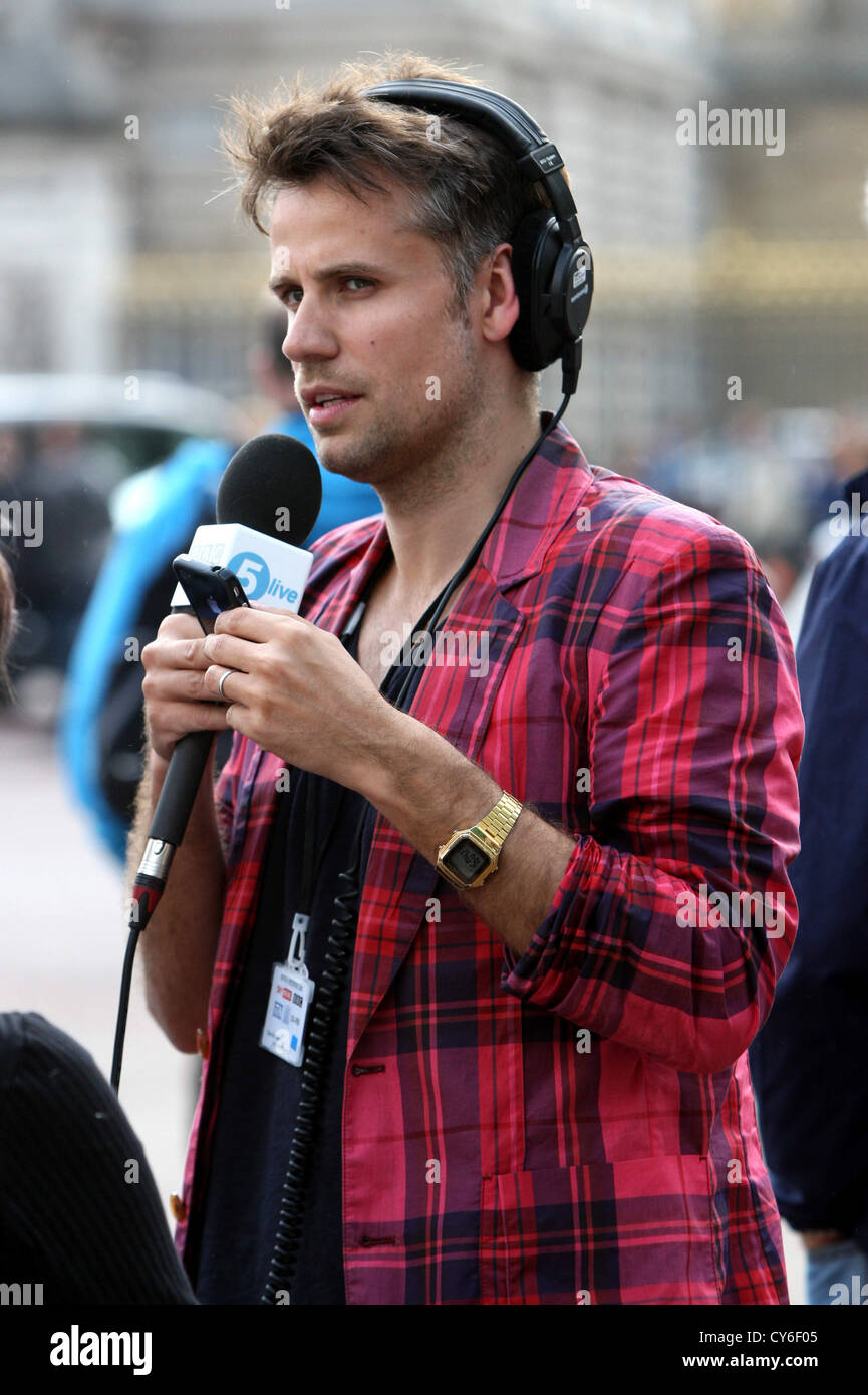 RICHARD BACON RADIO PRESENTER ON A OUTSIDE BROADCAST DURING THE ROYAL WEDDING IN 2011 FOR BBC FIVE LIVE. Stock Photo