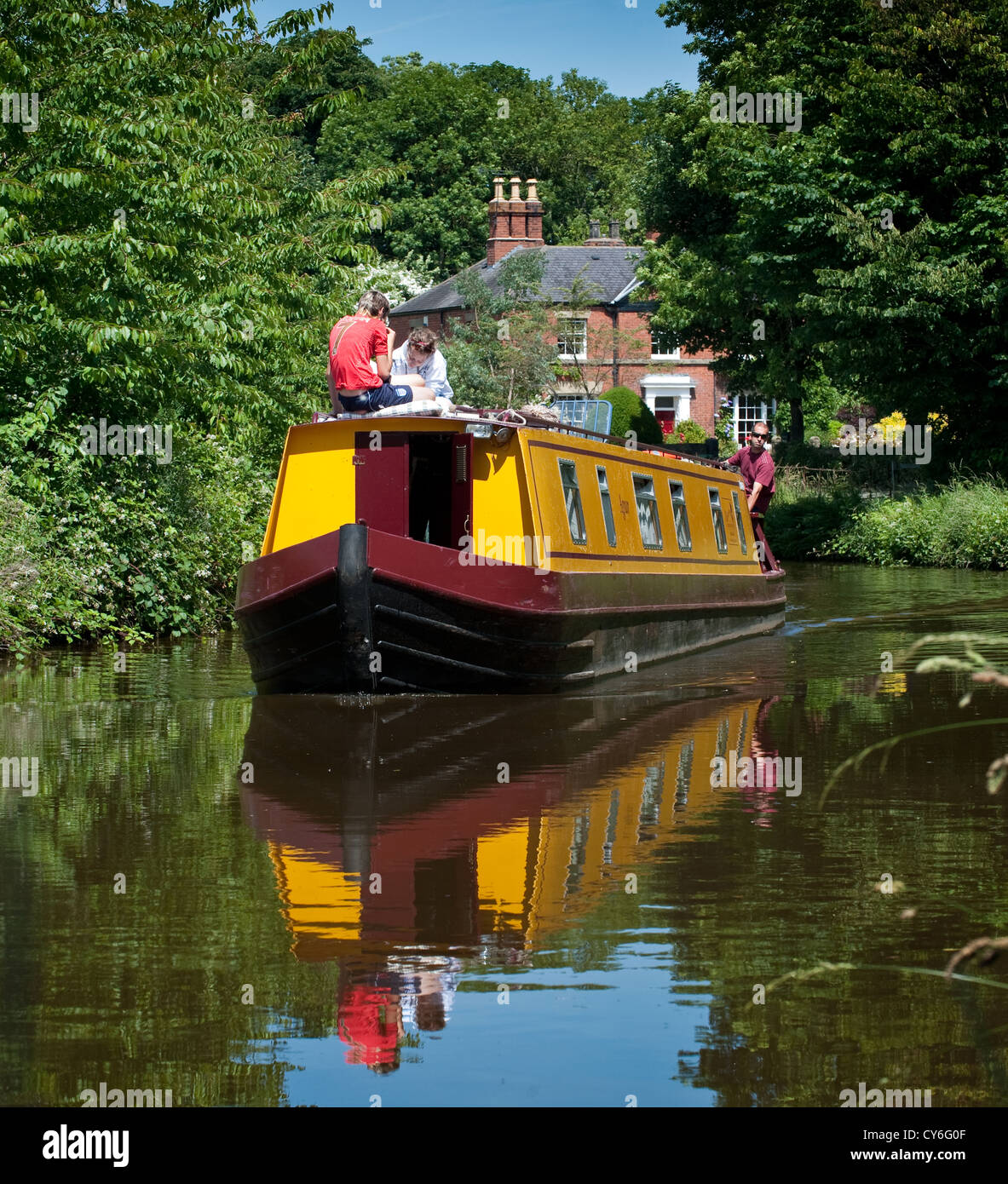 Canal boat and Poacher's Pocket Pub on the Llangollen Canal, shropshire, England Stock Photo