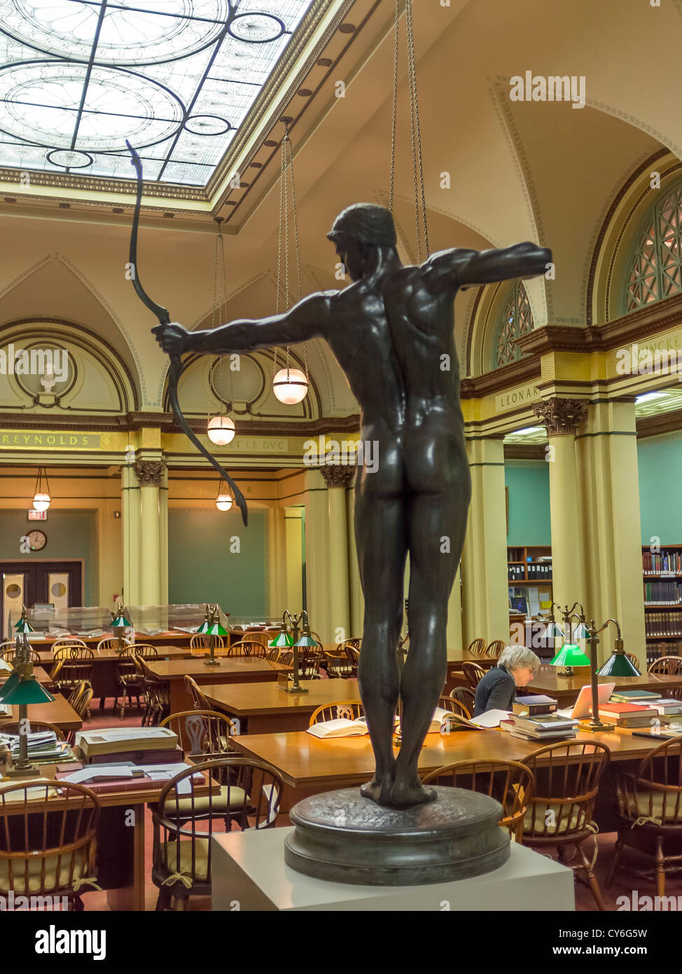 Art Institute of Chicago, view of the Franke Reading Room with sculpture 'Teucer' , William Hamo Thornycroft Stock Photo
