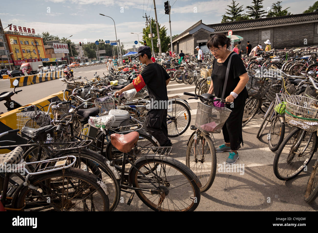 Crowded parking hi-res stock photography and images - Alamy