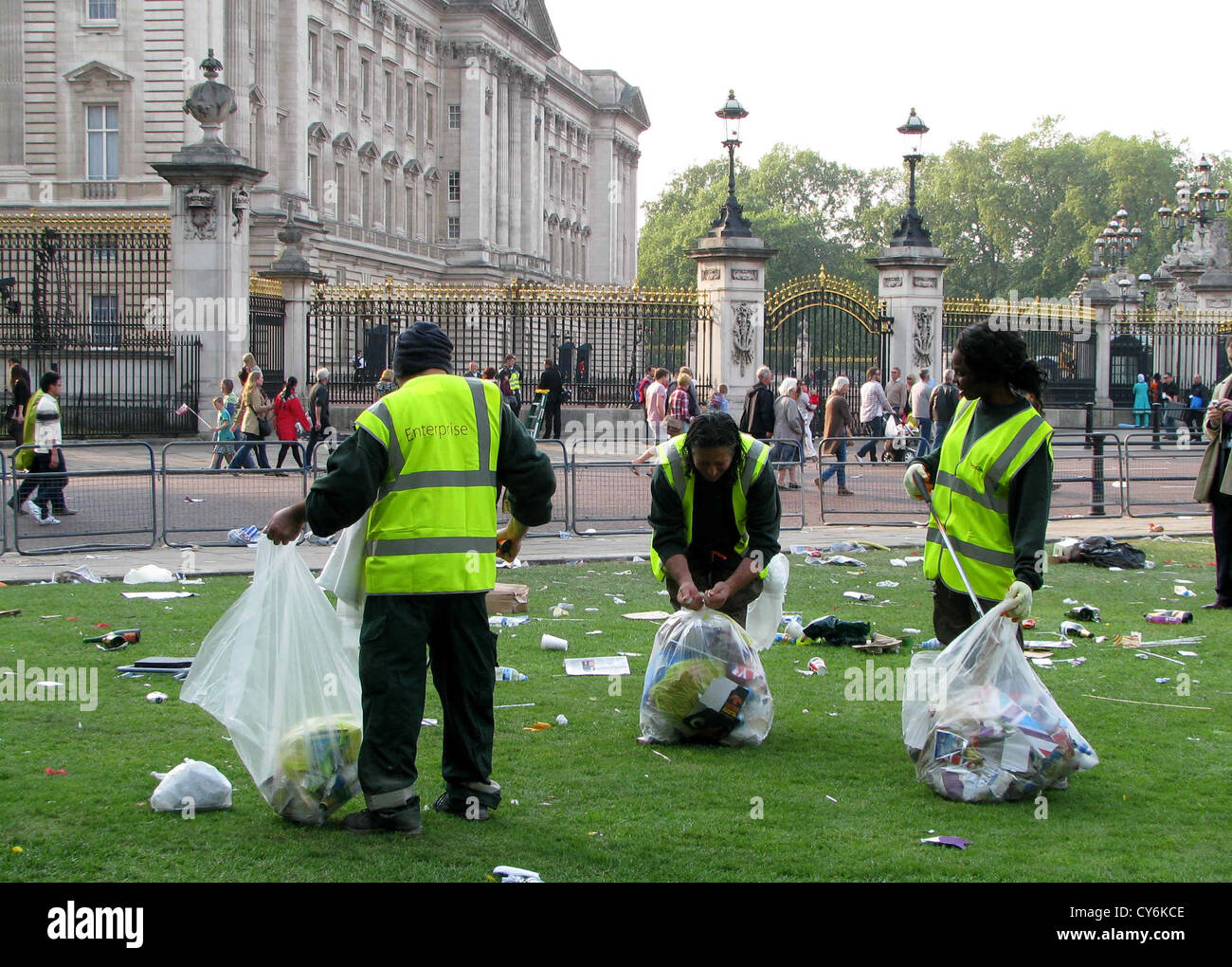 RUBBISH COLLECTORS PICKING UP RUBBISH AND LITTER OUTSIDE BUCKINGHAM ...