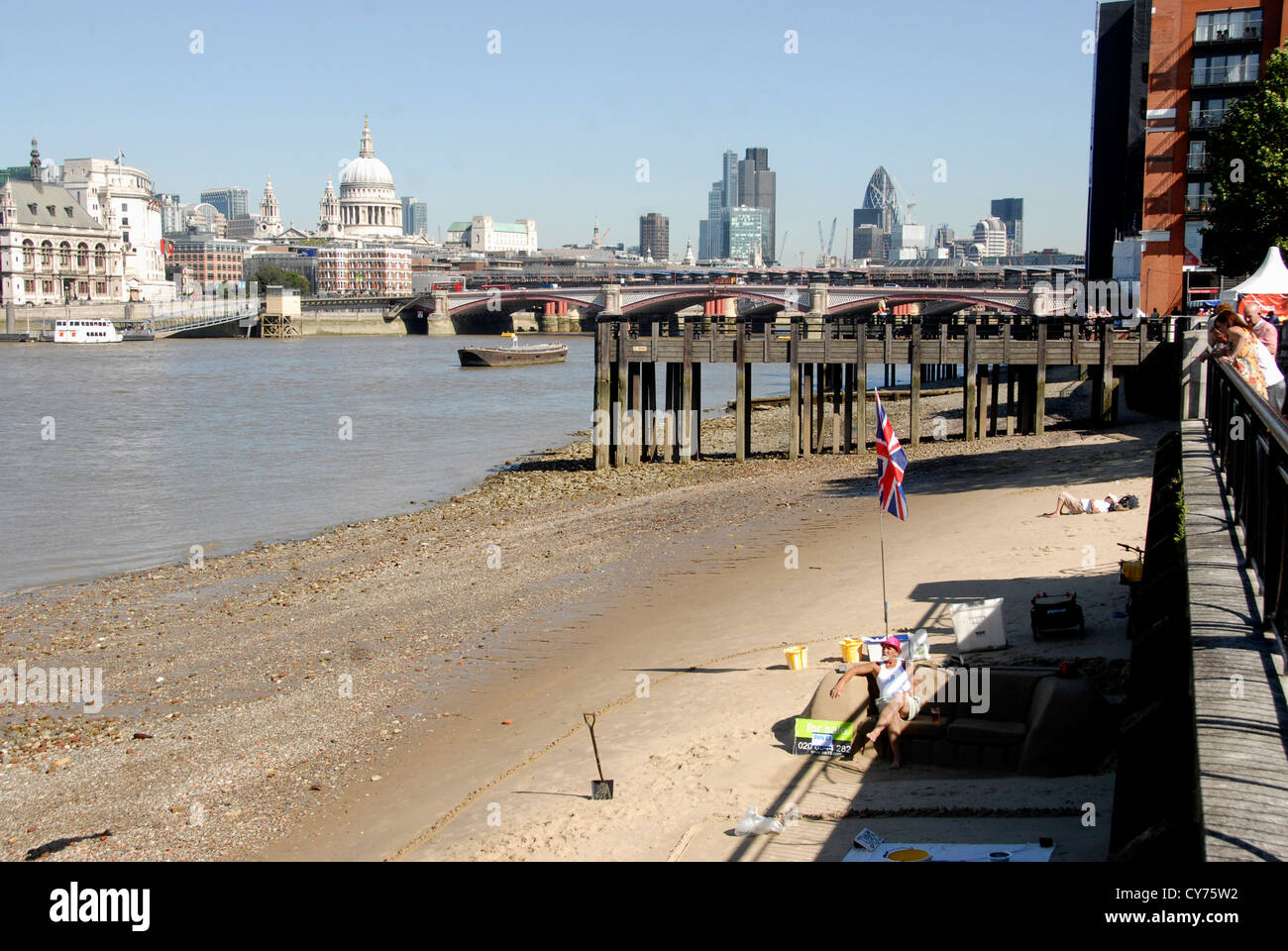 River thames beach hi-res stock photography and images - Alamy