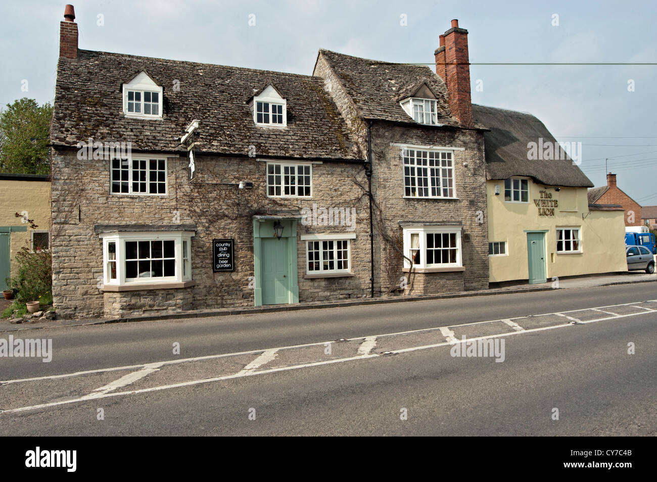 British pub interior pool table hi-res stock photography and images - Alamy