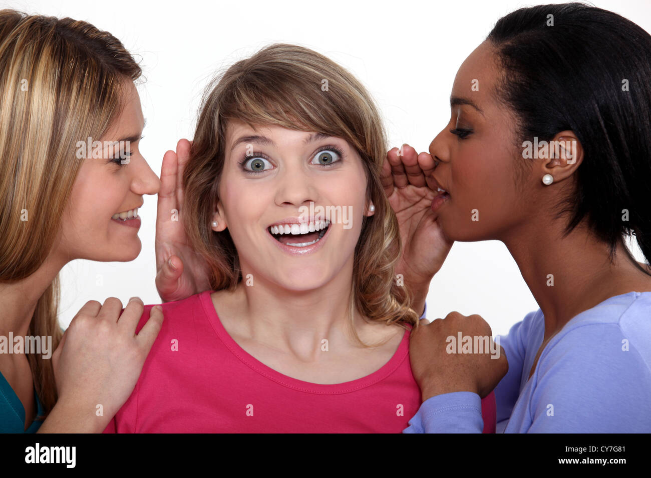 Подруги в шоке. Разговор подруг. Девочки рассказывают секреты 4 девочки маленькие. Девушка шепчет на ухо девушке. Girl telling secret things to her girlfriends.