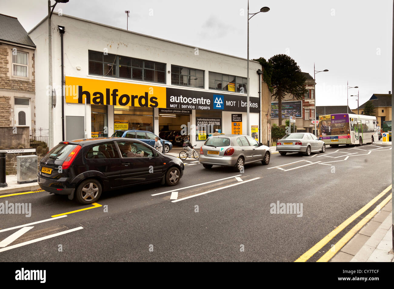 Halfords autocentre hires stock photography and images Alamy