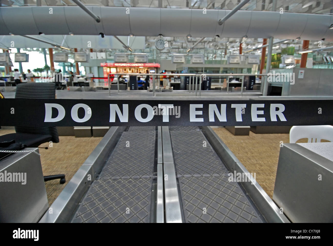 Airport conveyor belt hires stock photography and images Alamy