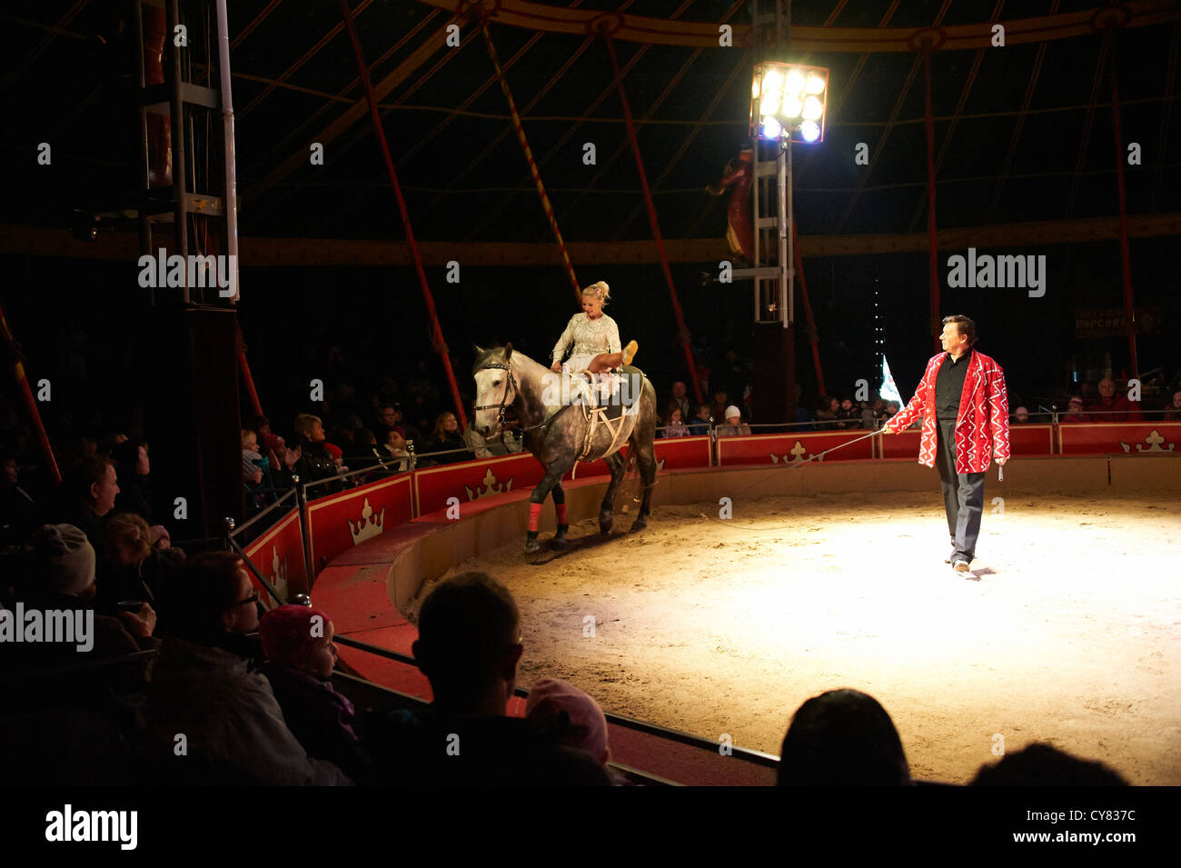 Circus acts hi-res stock photography and images - Alamy