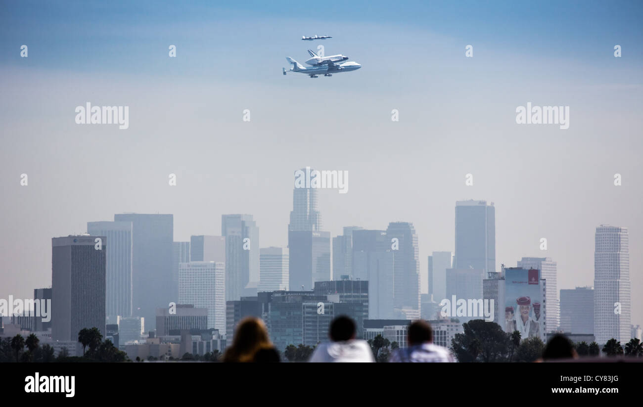 The space shuttle Endeavour atop the 747 carrier aircraft flying over downtown LA during the final portion of its tour of Califo Stock Photo