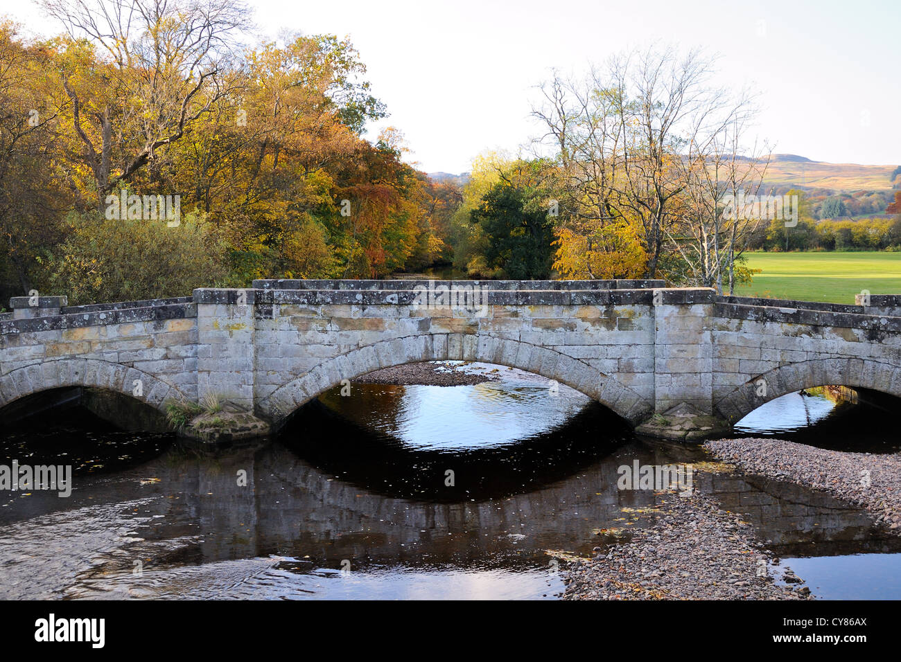 River Calder passes under Lochlip Rd bridge at Lochwinnoch Stock Photo