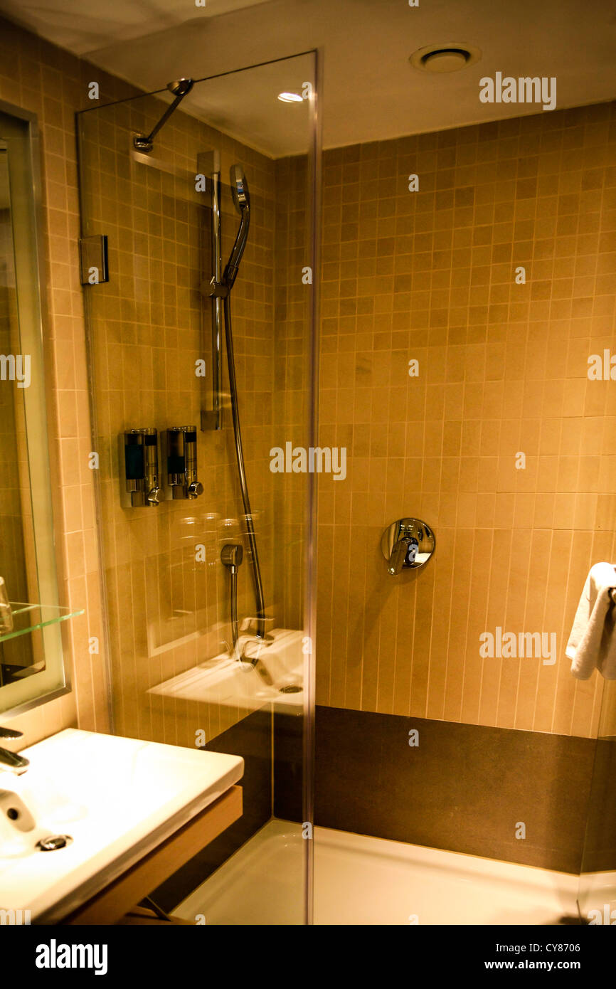 Bathroom suite in a luxury hotel Stock Photo - Alamy - Suite Hotel Room With En-Suite Bathroom