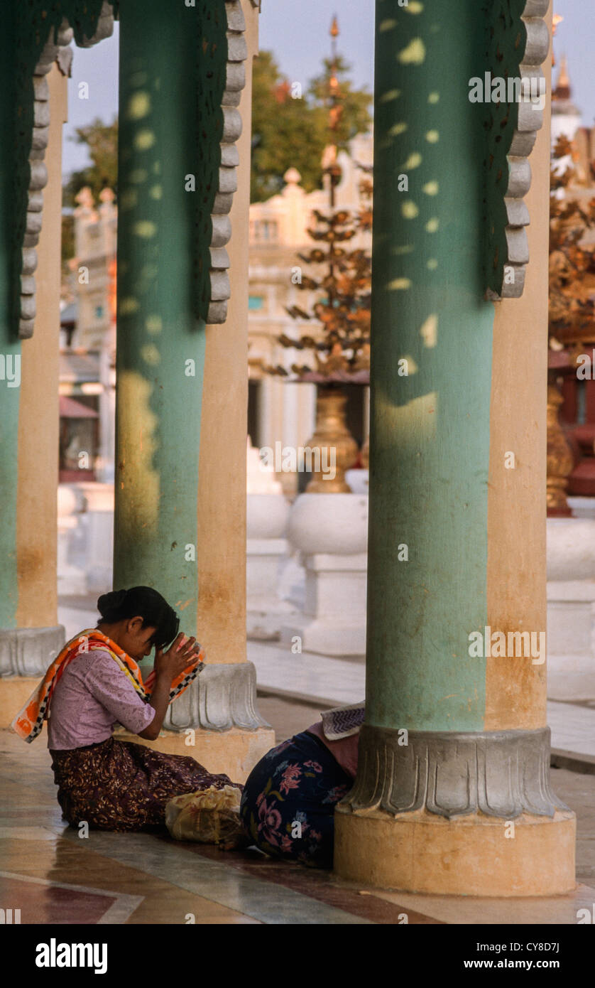 Myanmar, Nyaung U, woman praying at temple Stock Photo - Alamy