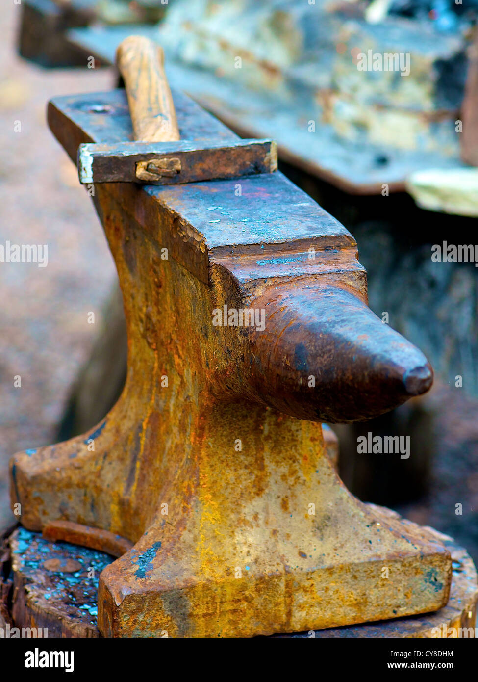 Blacksmith's hammer resting on wellused anvil Stock Photo Alamy
