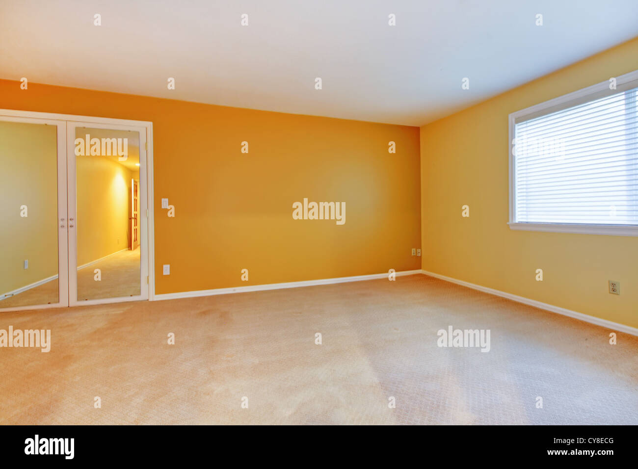 Empty bedroom yellow walls empty hi-res stock photography and images ...