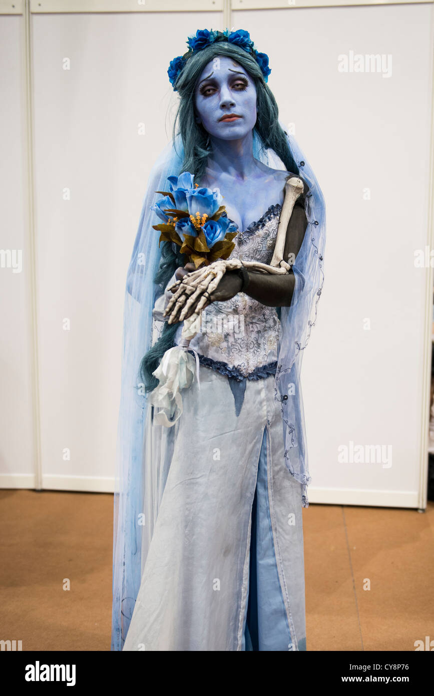 Corpse bride costume hi-res stock photography and images - Alamy