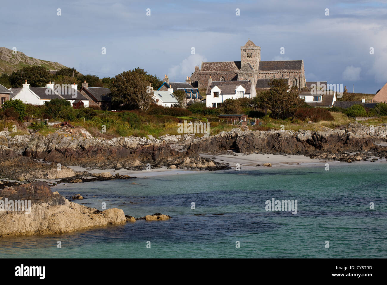 St. Ronan's Bay, The Village. Iona. Inner Hebrides, South West Scotland. Cottage residences with The Abbey. Looking from Pier. Stock Photo