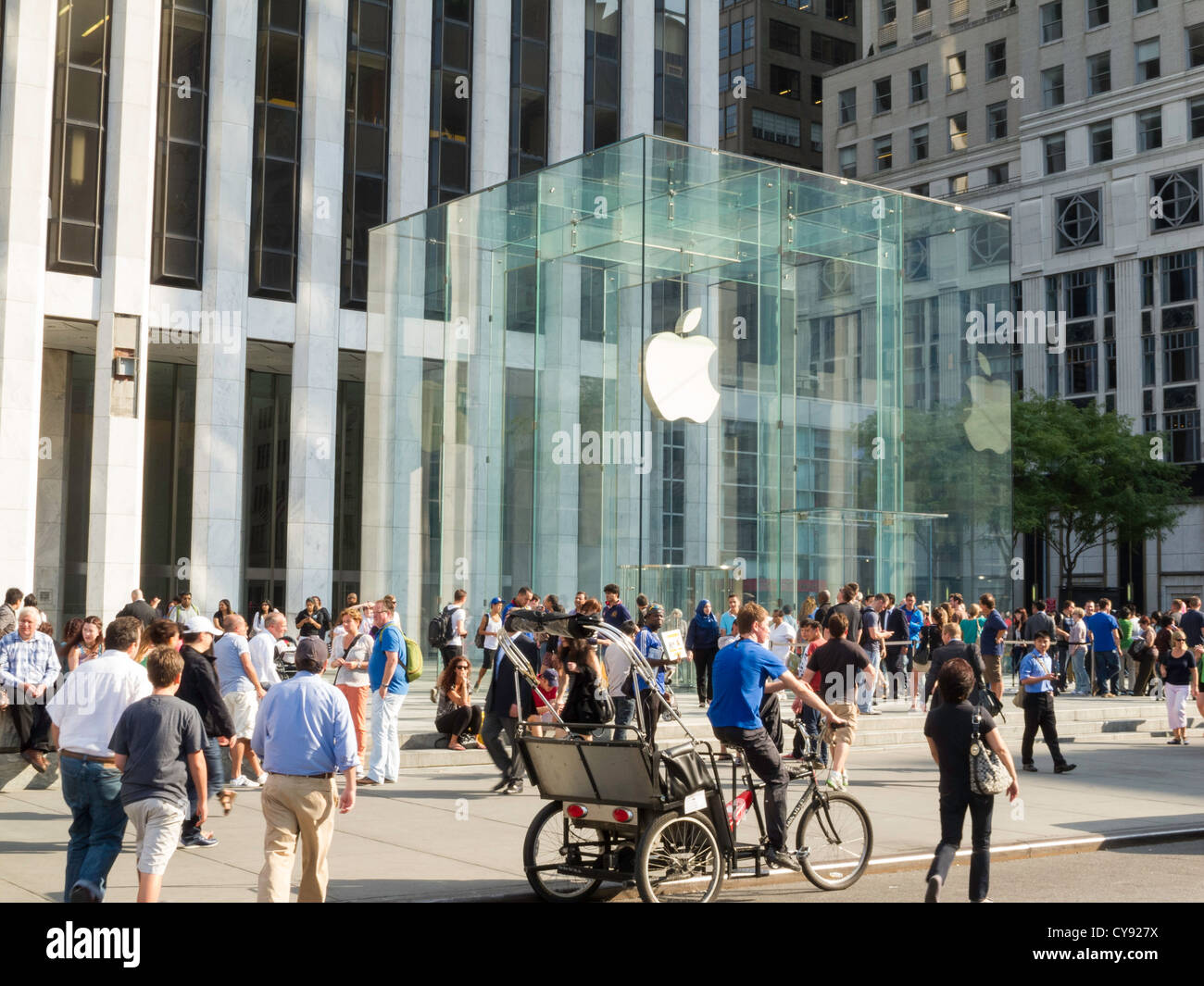 Apple computer store fifth avenue nyc stock photo alamy
