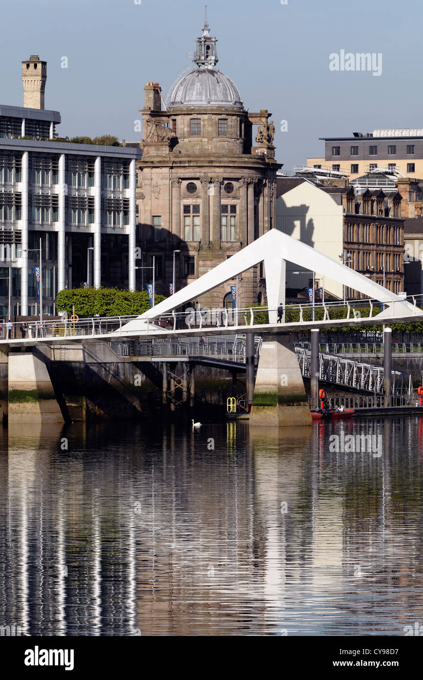 Looking North to the Tradeston / Squiggly Footbridge over the River Clyde at the Broomielaw in Glasgow city centre, Scotland, UK Stock Photo