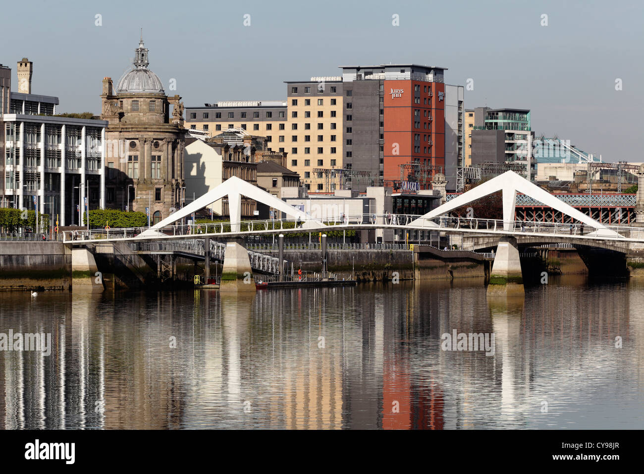 Looking East to the Tradeston / Squiggly Footbridge over the River Clyde and the Broomielaw in Glasgow city centre, Scotland, UK Stock Photo