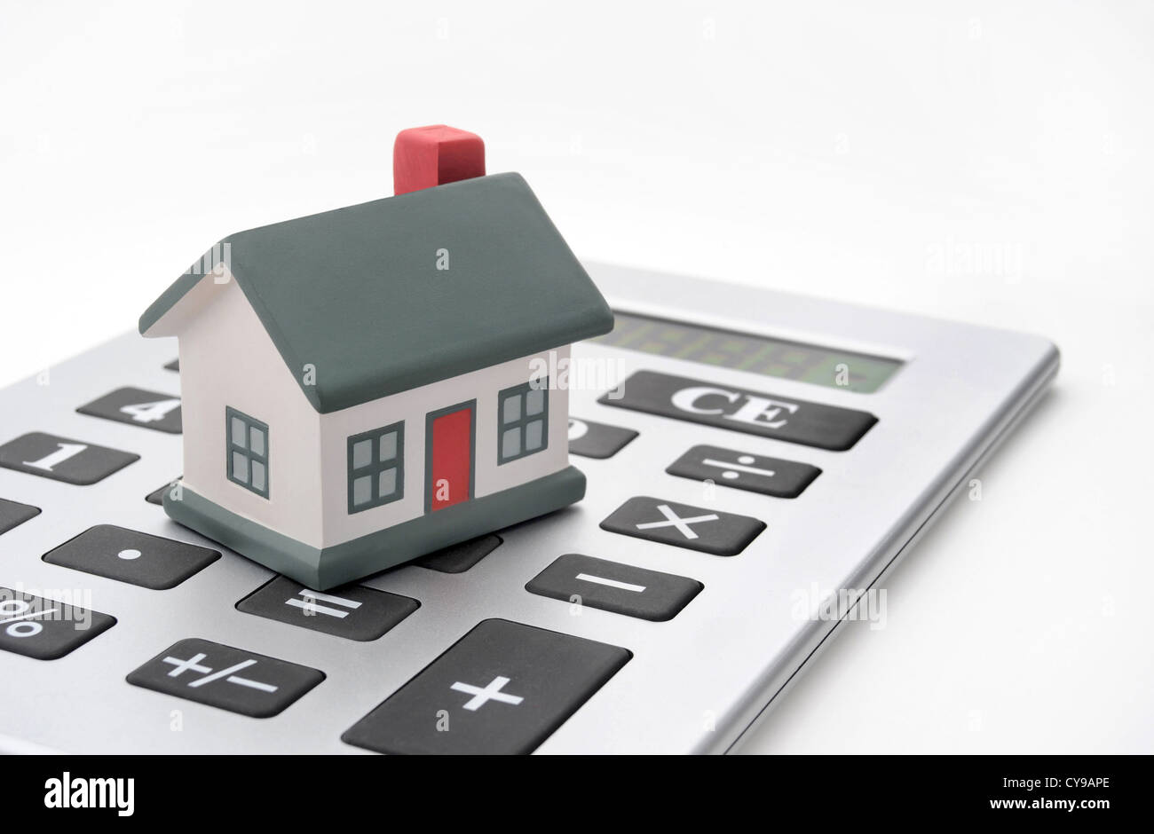 HOUSE ON CALCULATOR RE HOUSEHOLD BILLS COSTS MORTGAGES PRICES RISING HOUSING BUDGETS INCOMES WAGES FIRST TIME BUYERS LIVING UK Stock Photo