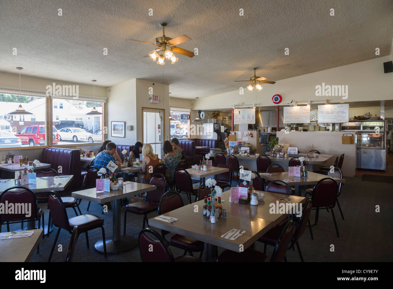 Nicely's Diner, Lee Vining, California - a traditional highway stop on Route 395 near Mono Lake and the Tioga Pass to Yosemite. Stock Photo
