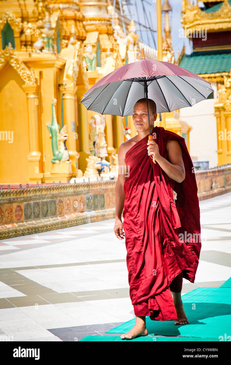 Young monk in shwedagon temple hi-res stock photography and images - Alamy