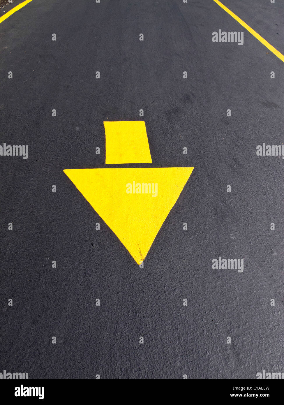 Traffic sign arrow pointing down hires stock photography and images Alamy