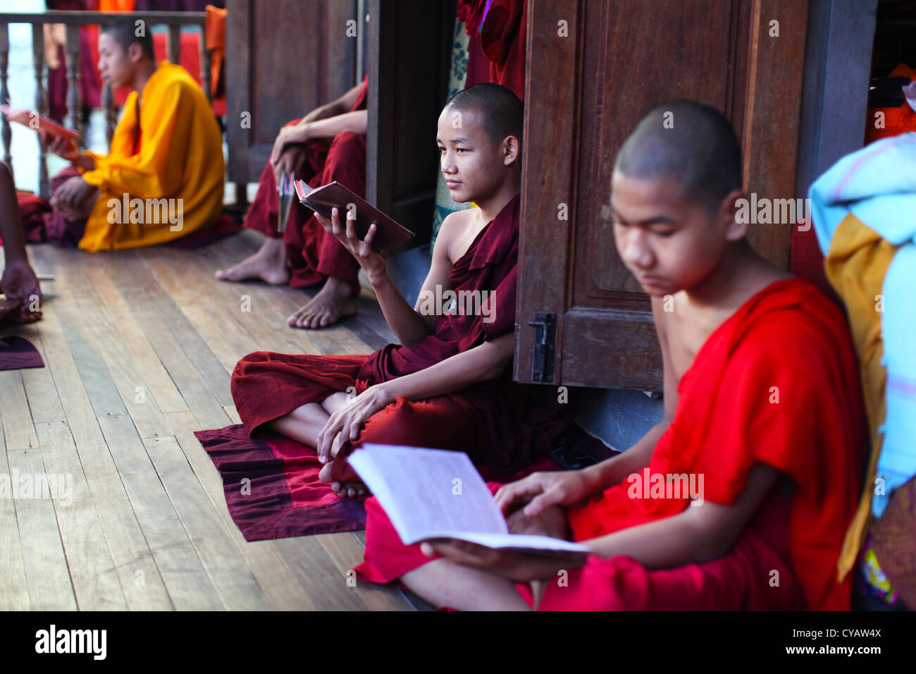 Seated buddhist monk hi-res stock photography and images - Alamy