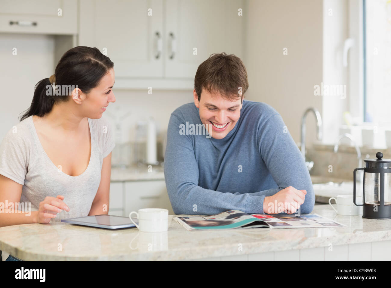 Русскую жену е с разговорами. Муж и жена разговор на кухне. Супруги разговаривают на даче. People sitting in the Kitchen. Фото супруги общаются отложив работу.