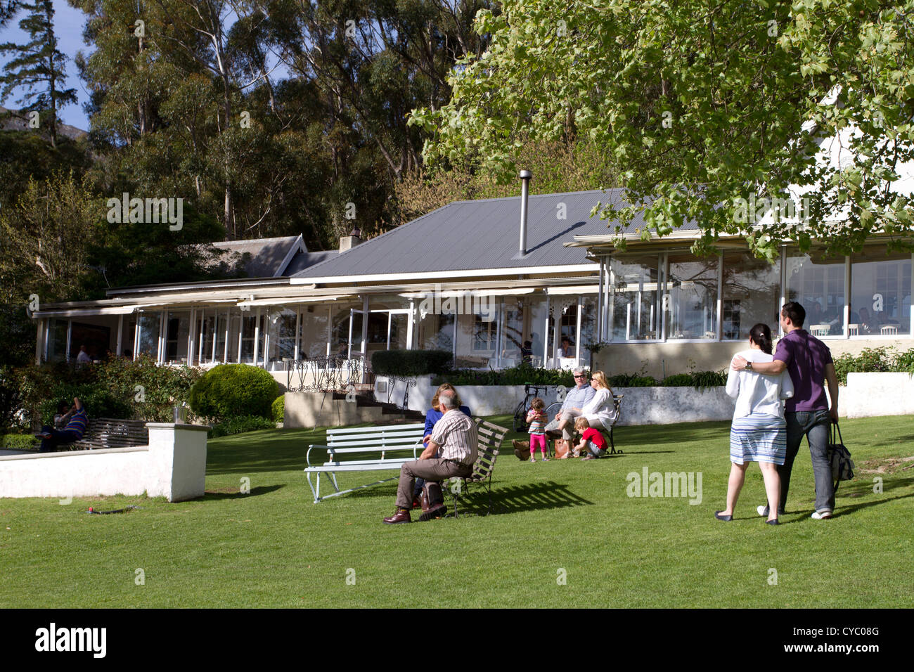 Visitors enjoy the afternoon sun from the lawns of La Petite Ferme restaurant, Franschhoek, South Africa. Stock Photo