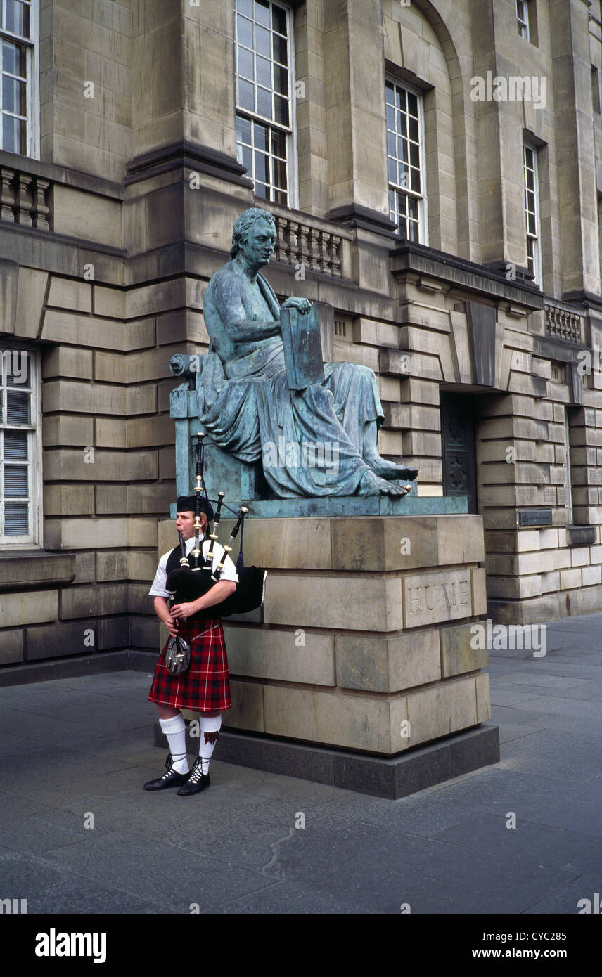Bagpipers edinburgh hires stock photography and images Alamy