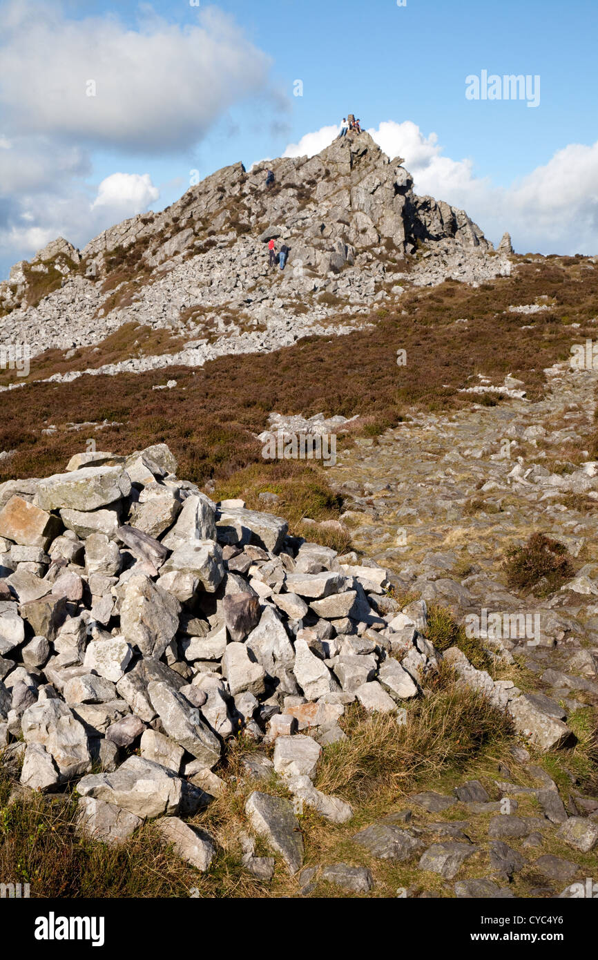 Walkers on the Shropshire Way path at Manstone Rock, the Stiperstones, Shropshire UK Stock Photo