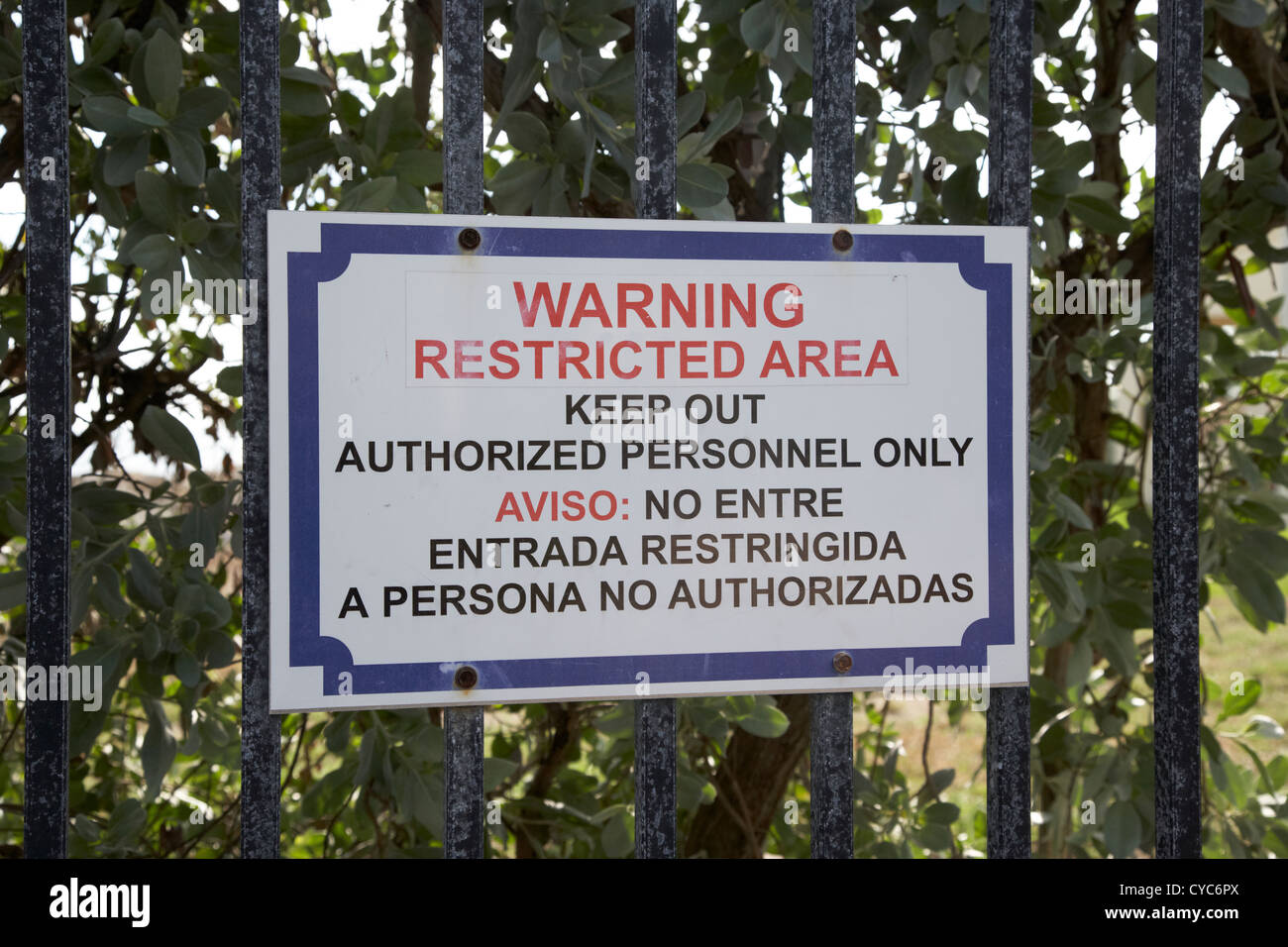 bilingual warning restricted area authorized personnel only us government land fence usa Stock Photo