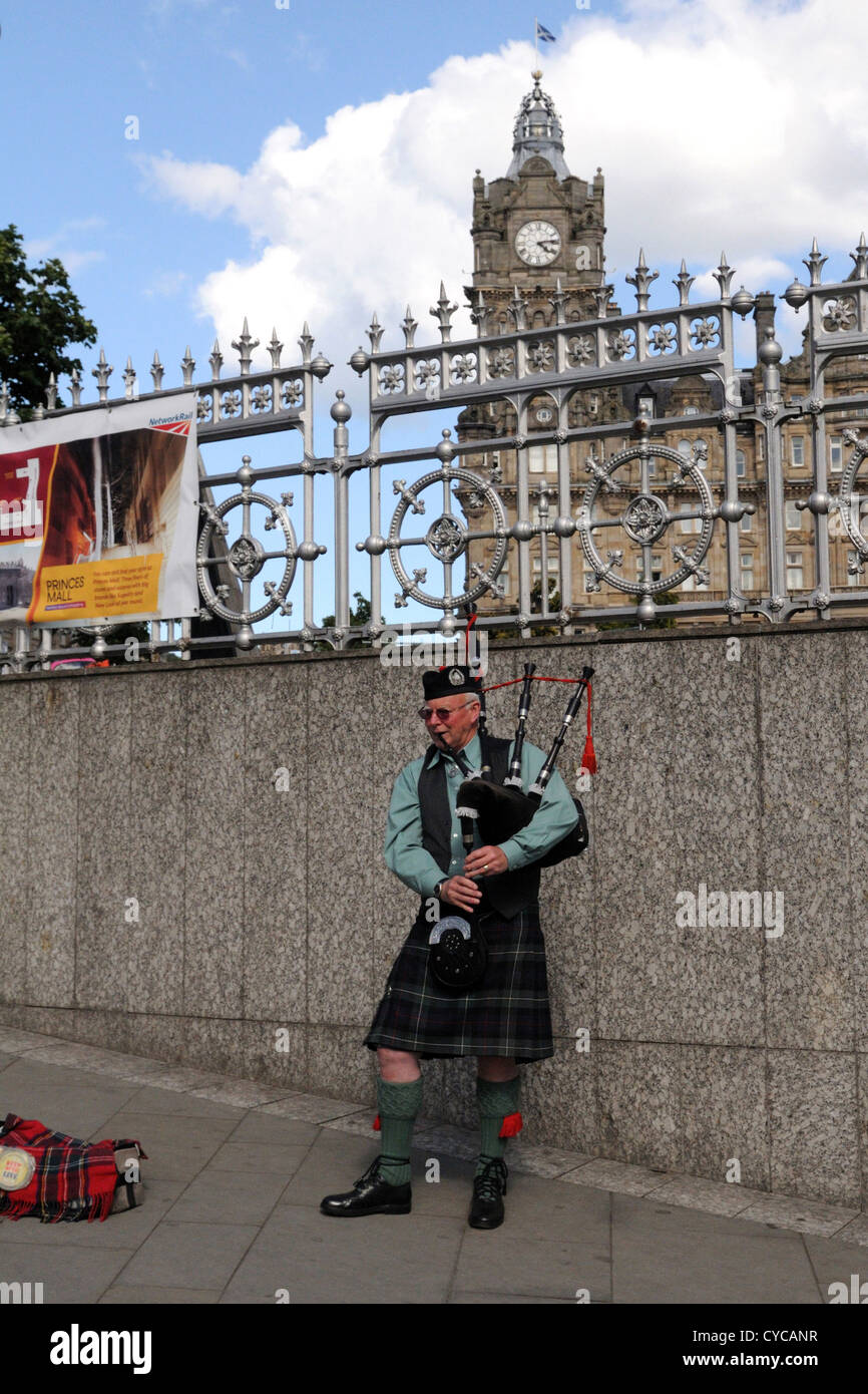 a while a piper plays on  Waverly bridge in Edinburgh Stock Photo